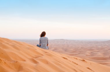 Çöl Kum gün batımını izlemek kadın