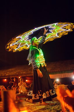 Dubai, Birleşik Arap Emirlikleri, 10 Aralık 2013, bir etek dans etmek nationa olan bir adam