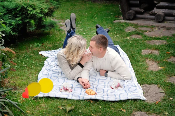 Portrait of a young heterosexual couple walking on the park, emb — Stock Photo, Image