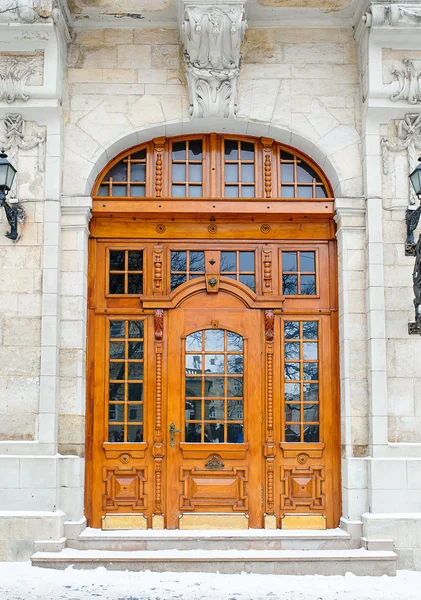 Portas de madeira em uma rua de cidade — Fotografia de Stock