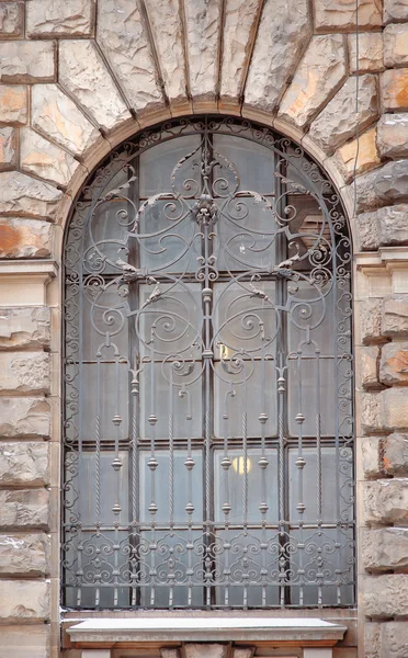 Fenster in Form einer Bogenskulptur — Stockfoto