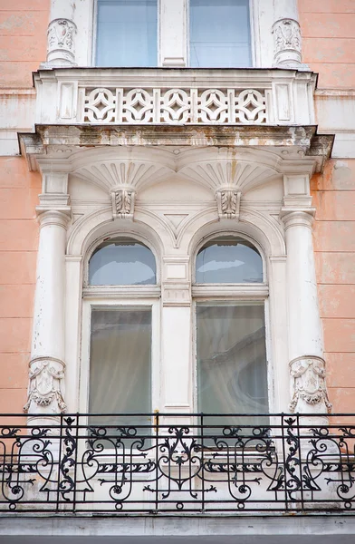 Architecture and windows of ancient renaissance style classical — Stock Photo, Image