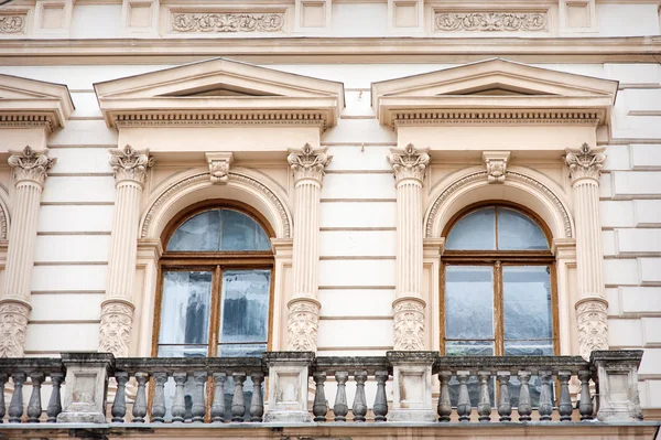 Окно в виде арки в классическом стиле — стоковое фото