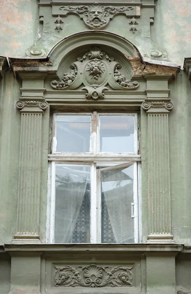 Όμορφο γλυπτό παράθυρο κλασικό στυλ πράσινο — Φωτογραφία Αρχείου