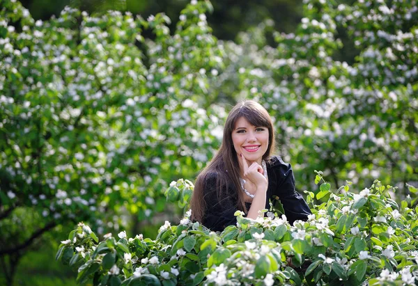 郁郁葱葱的春天的花园里的女人 — 图库照片