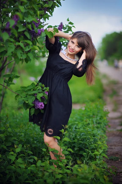 Beautiful woman in a spring park — Stock Photo, Image