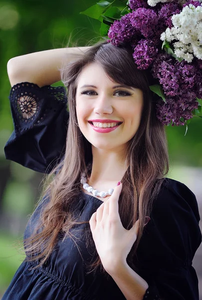 Woman with a bouquet of lilacs in the spring in the park — Stock Photo, Image