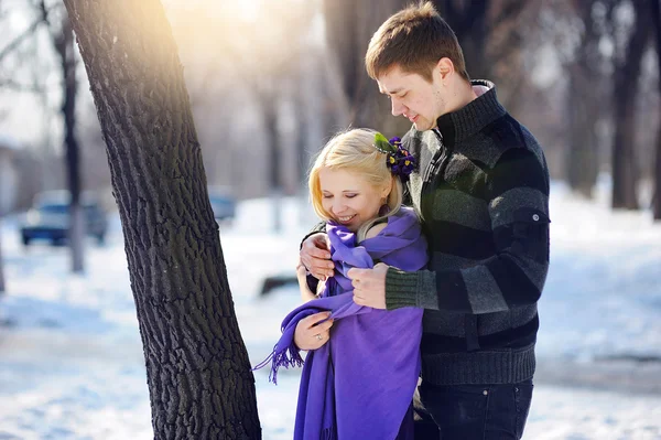 Pareja amorosa en el hombre de invierno para cuidar de una mujer — Foto de Stock