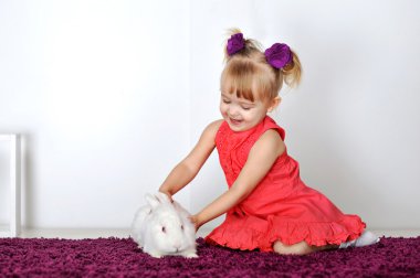 küçük kız beyaz tavşan ile oynamak