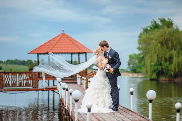 Glückliche Braut und Bräutigam am Hochzeitstag in einem Schloss — Stockfoto