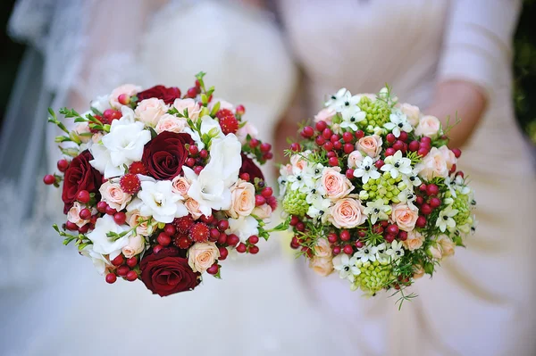 Zwei schöne Hochzeitssträuße mit roten Blumen — Stockfoto