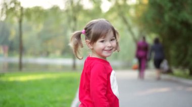Parktaki mutlu küçük kız