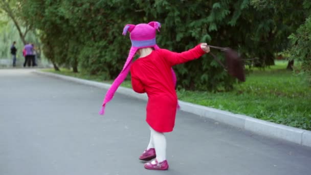 Petite fille dans un chapeau tricoté chouettes d'automne avec sac — Video