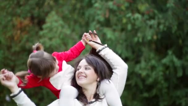 Fille avec sa mère à l'automne 