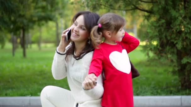 Matka a dítě mluví po telefonu — Stock video