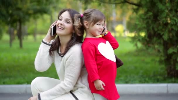 Madre e figlio che parlano al telefono — Video Stock