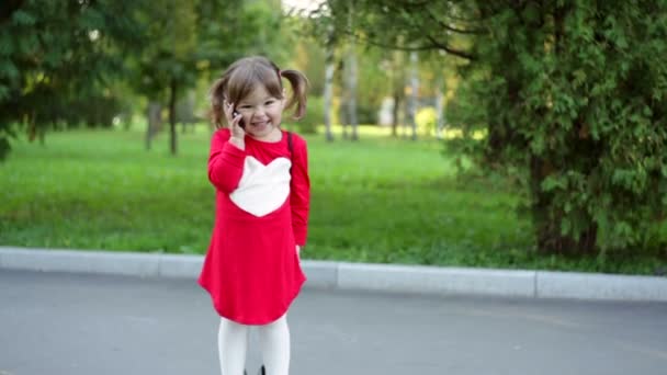 Niña gritando en el teléfono — Vídeos de Stock