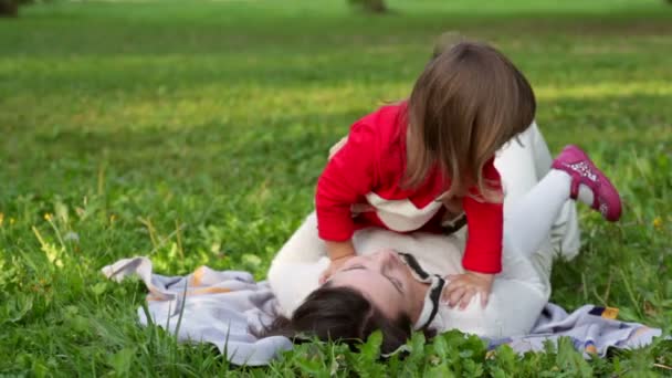 Hija con su madre — Vídeos de Stock