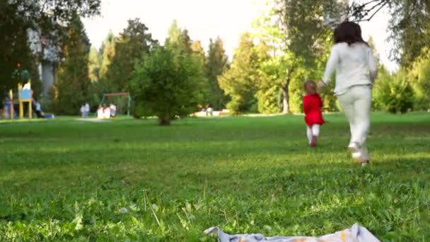 Família feliz no parque na temporada de primavera — Vídeo de Stock