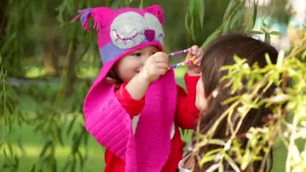 Hija con su madre en el otoño — Vídeos de Stock