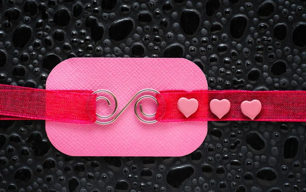 Różowy karty na czarnym tle z karta serc na Walentynki — Zdjęcie stockowe
