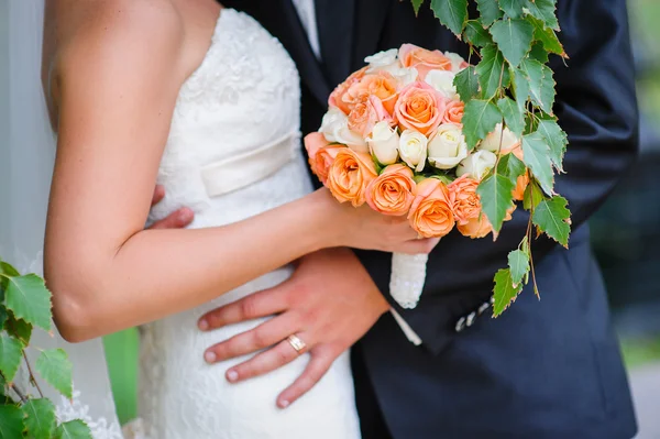 Bruden och brudgummens händer med vigselringar — Stockfoto