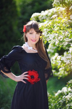 Bahar çiçekli parkta güzel kız