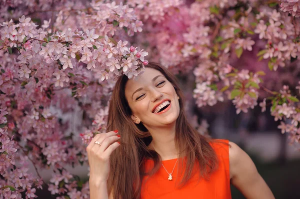 Счастливая девочка в весеннем цветочном парке — стоковое фото