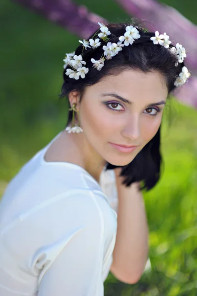 Портрет счастливой девушки в весеннем цветочном парке — стоковое фото