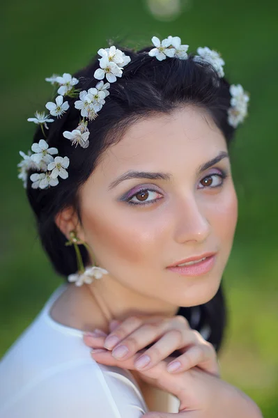 Portret van gelukkig meisje in het voorjaar bloemrijke park — Stockfoto