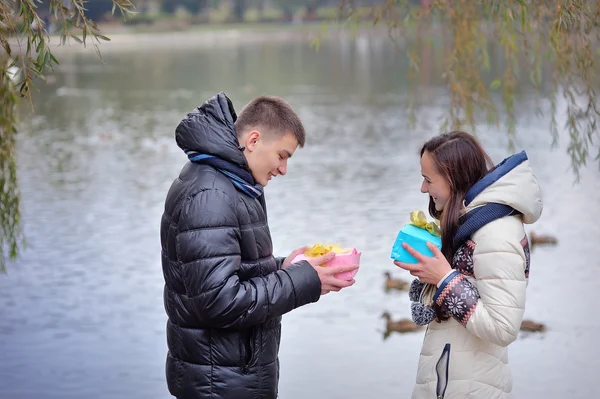 Man and woman give a gift on Valentine's Day — Stock Photo, Image