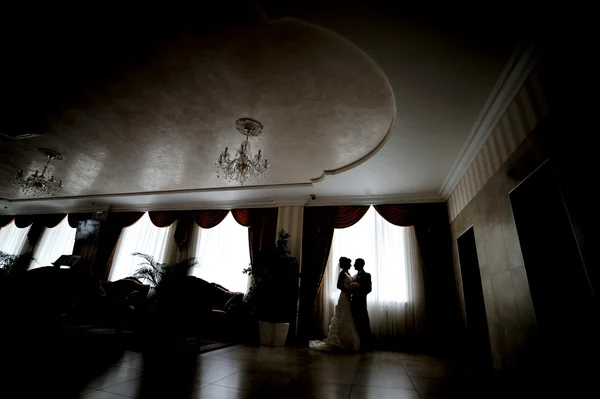 Wedding kiss bride and groomon their wedding night at the Palace — Stock Photo, Image