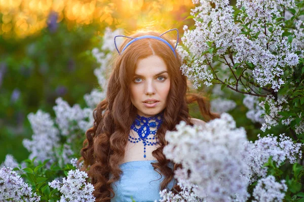 Menina bonita ao pôr do sol no parque da primavera Lilac — Fotografia de Stock