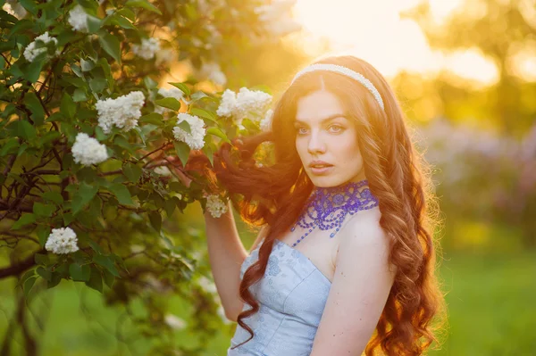 Schönes Mädchen im Sonnenuntergang im Frühlingspark — Stockfoto