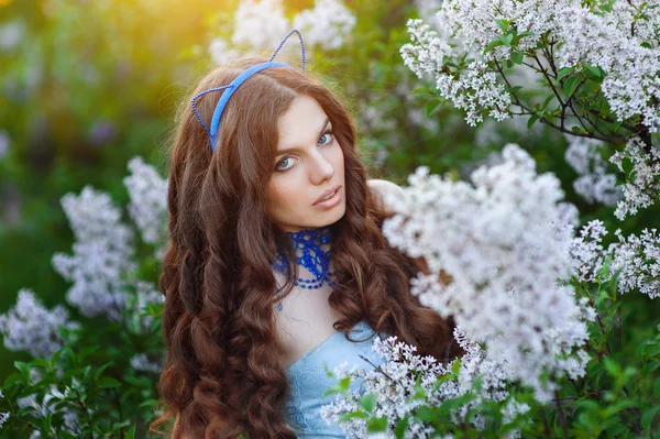 Beautiful girl in spring park Lilac — Stock Photo, Image