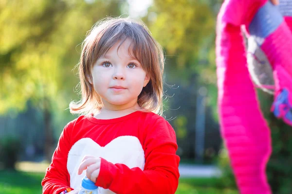 Porträtt av glad liten flicka i parken — Stockfoto