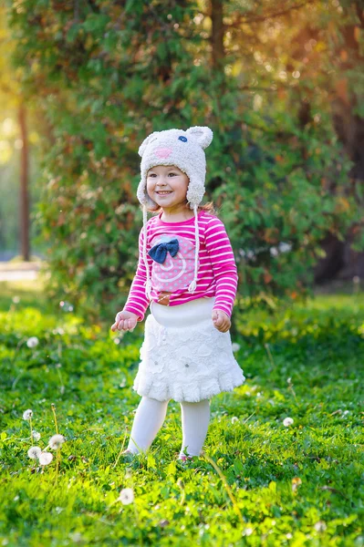 Gelukkig klein meisje in het park — Stockfoto