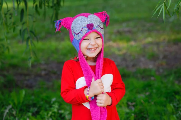 Маленькая девочка в вязаной шляпе-сове — стоковое фото