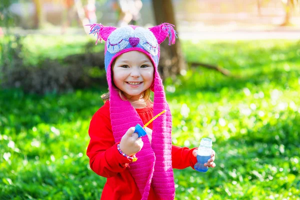 Retrato de la niña feliz en el parque en la cabecera de una ow — Foto de Stock