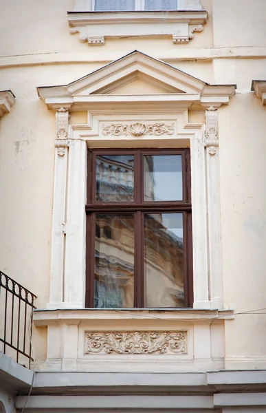 Hermosa ventana arquitectónica barroca en Lviv — Foto de Stock