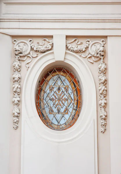 Beautiful architectural circle with stucco bas-relief — Stock Photo, Image