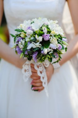 Gelinin elinde düğün buketi