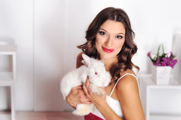 Portret van een meisje met een konijn — Stockfoto