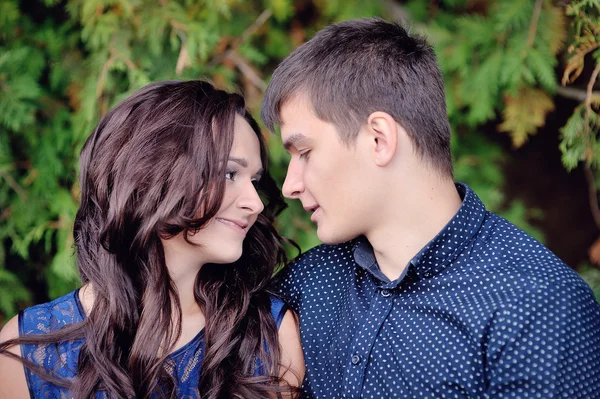 Young couple man and woman looking at each other, valentine's da — Stock Photo, Image