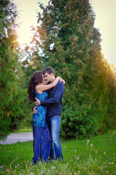 Gli amanti camminano mano nella mano nel parco autunnale, giorno di San Valentino — Foto Stock