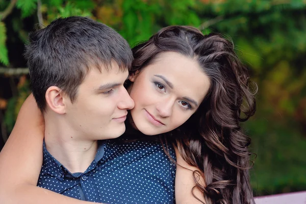 Fiatal pár, átölelve ember, közelkép, Valentin da szerelem nő — Stock Fotó