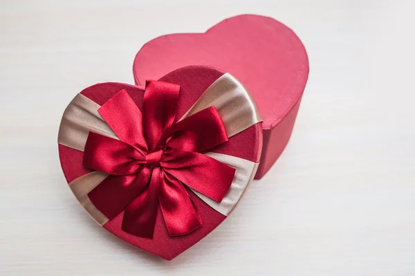 The holiday box in the shape of a heart with a bow on Valentine' — ストック写真