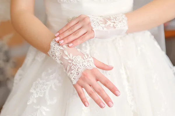 Guanti nuziali su mani della sposa — Foto Stock