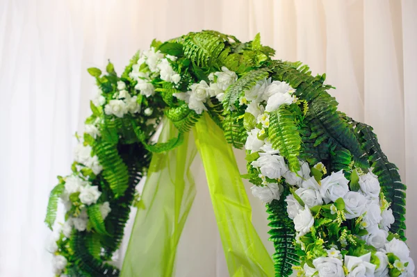 Arco de casamento decorado com flores verdes — Fotografia de Stock