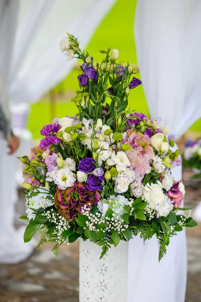 Arranjo de flores na cerimônia de casamento — Fotografia de Stock